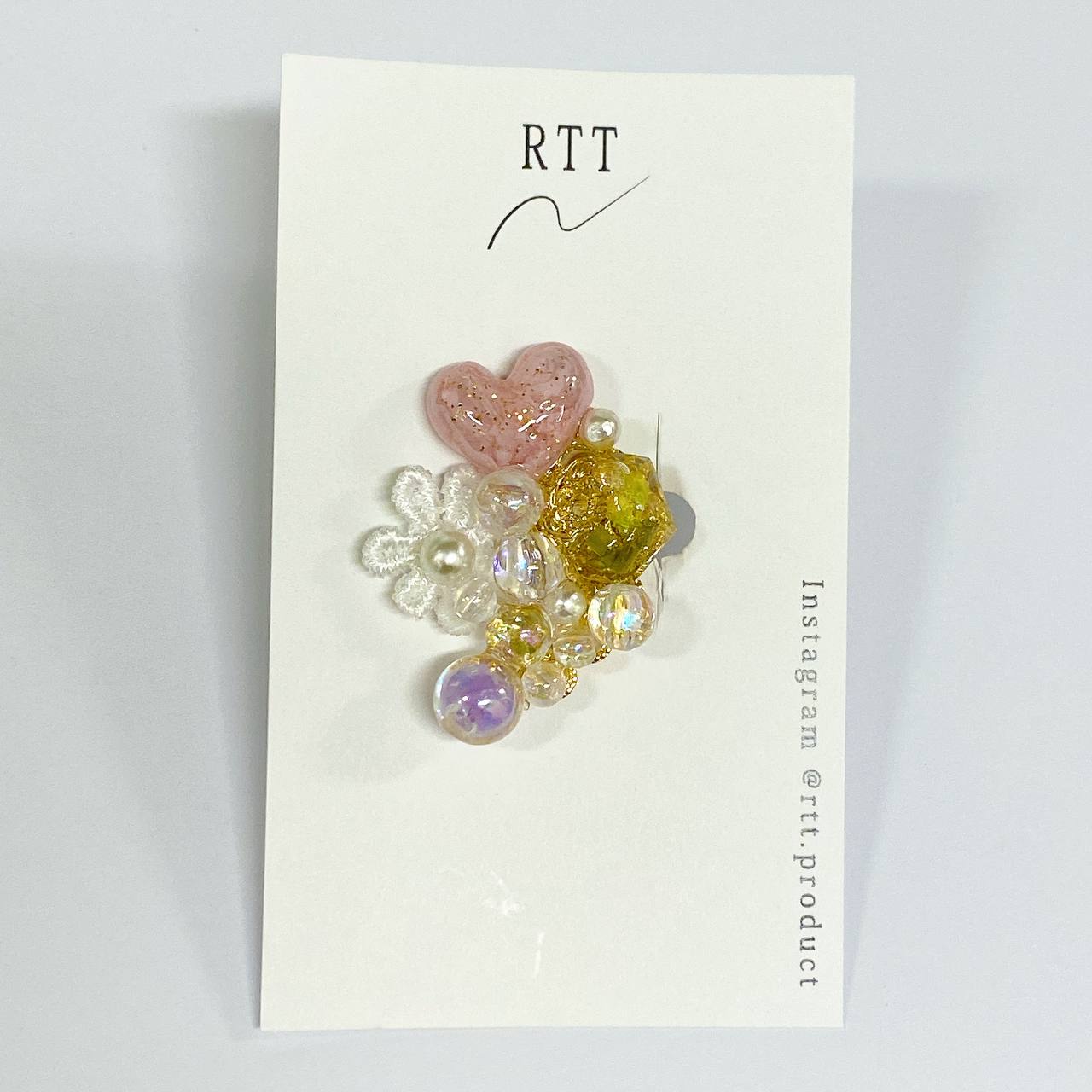 RTT Hong Kong Limited Heart Ear Cuff 香港限定版 心心 布花和草珠 耳殼扣 Pink 預約．手作需時二至四週 買物課 KAIMONOKA 日本 代購 連線 香港 ALL PRODUCTS EAR CUFF EARCUFF HAND MADE HANDMADE JAPAN MADE MADE IN JAPAN RTT WITCH ME 手作 手作耳飾 手作飾品 手作飾物 手工 日本 日本手作飾品 日本手作飾物 日本製 耳夾 耳殼夾 耳殼扣 耳環 耳針 耳飾 耳骨夾 耳骨扣 飾 飾品 飾物 首飾