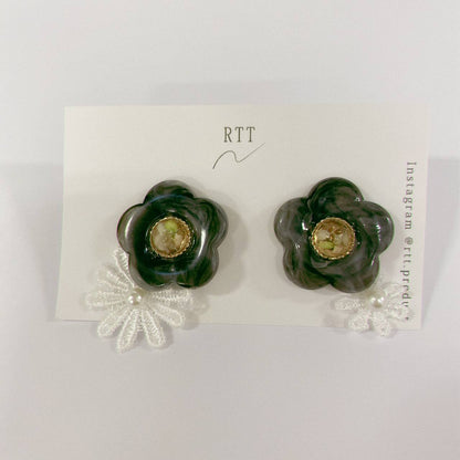 RTT Flowery Earrings 花花 側布花 耳環 Black 預約．手作需時二至四週 買物課 KAIMONOKA 日本 代購 連線 香港 ALL PRODUCTS EAR CUFF EARCUFF HAND MADE HANDMADE JAPAN MADE MADE IN JAPAN RTT WITCH ME 手作 手作耳飾 手作飾品 手作飾物 手工 手鍊 手鏈 日本 日本手作飾品 日本手作飾物 日本製 耳夾 耳殼夾 耳殼扣 耳環 耳針 耳飾 耳骨夾 耳骨扣 飾 飾品 飾物 首飾