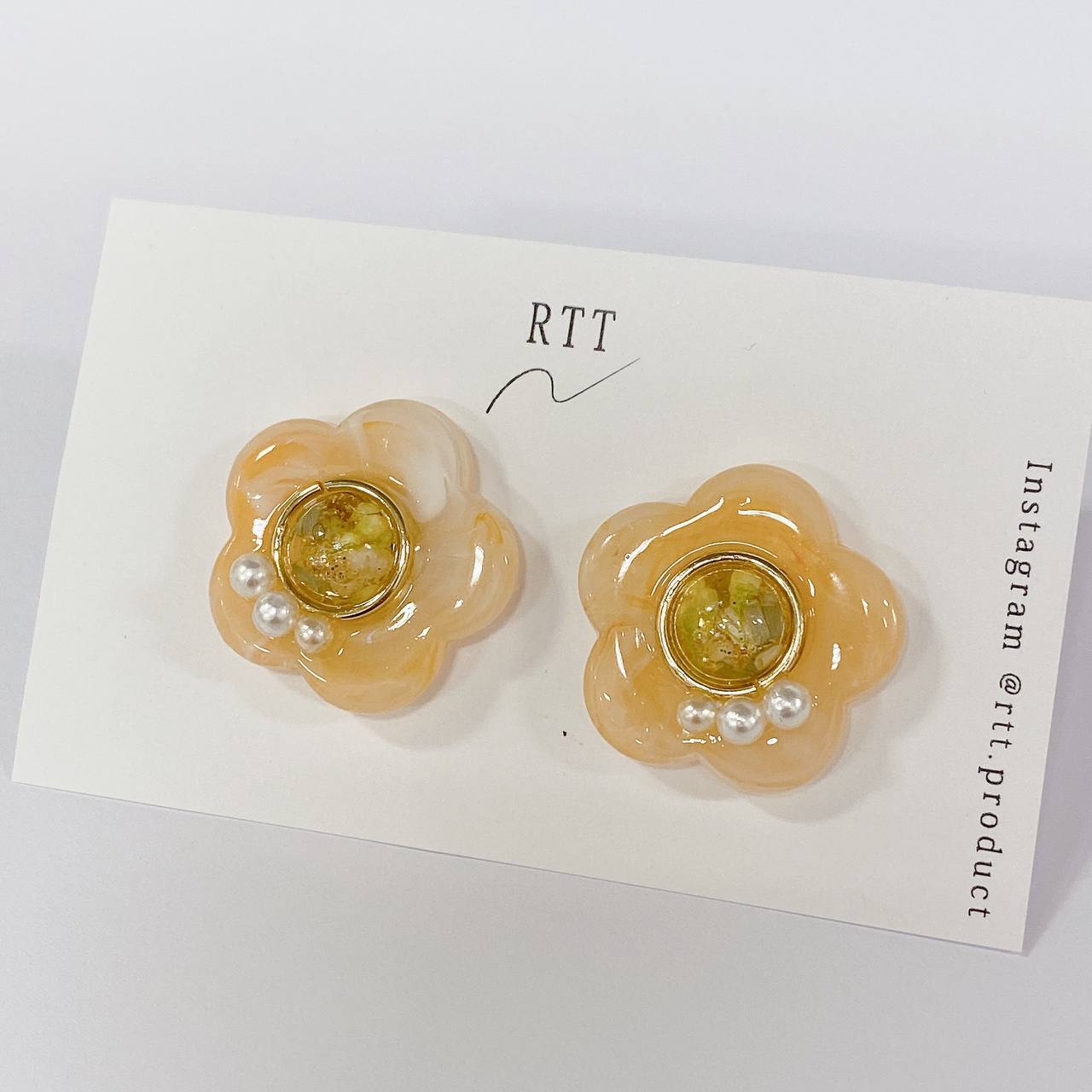 RTT Flowery Earrings 花花 三珍珠芯邊 耳環 Orange 預約．手作需時二至四週 買物課 KAIMONOKA 日本 代購 連線 香港 ALL PRODUCTS EAR CUFF EARCUFF HAND MADE HANDMADE JAPAN MADE MADE IN JAPAN RTT WITCH ME 手作 手作耳飾 手作飾品 手作飾物 手工 日本 日本手作飾品 日本手作飾物 日本製 耳夾 耳殼夾 耳殼扣 耳環 耳針 耳飾 耳骨夾 耳骨扣 飾 飾品 飾物 首飾