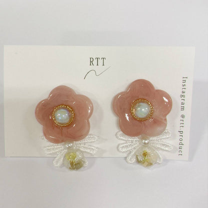 RTT Flowery Earrings 花花 布花和草珠 耳環 Pink 預約．手作需時二至四週 買物課 KAIMONOKA 日本 代購 連線 香港 ALL PRODUCTS EAR CUFF EARCUFF HAND MADE HANDMADE JAPAN MADE MADE IN JAPAN RTT WITCH ME 手作 手作耳飾 手作飾品 手作飾物 手工 日本 日本手作飾品 日本手作飾物 日本製 耳夾 耳殼夾 耳殼扣 耳環 耳針 耳飾 耳骨夾 耳骨扣 飾 飾品 飾物 首飾