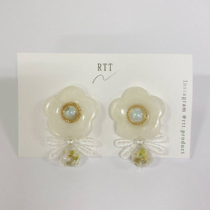 RTT Flowery Earrings 花花 布花和草珠 耳環 White 預約．手作需時二至四週 買物課 KAIMONOKA 日本 代購 連線 香港 ALL PRODUCTS EAR CUFF EARCUFF HAND MADE HANDMADE JAPAN MADE MADE IN JAPAN RTT WITCH ME 手作 手作耳飾 手作飾品 手作飾物 手工 日本 日本手作飾品 日本手作飾物 日本製 耳夾 耳殼夾 耳殼扣 耳環 耳針 耳飾 耳骨夾 耳骨扣 飾 飾品 飾物 首飾