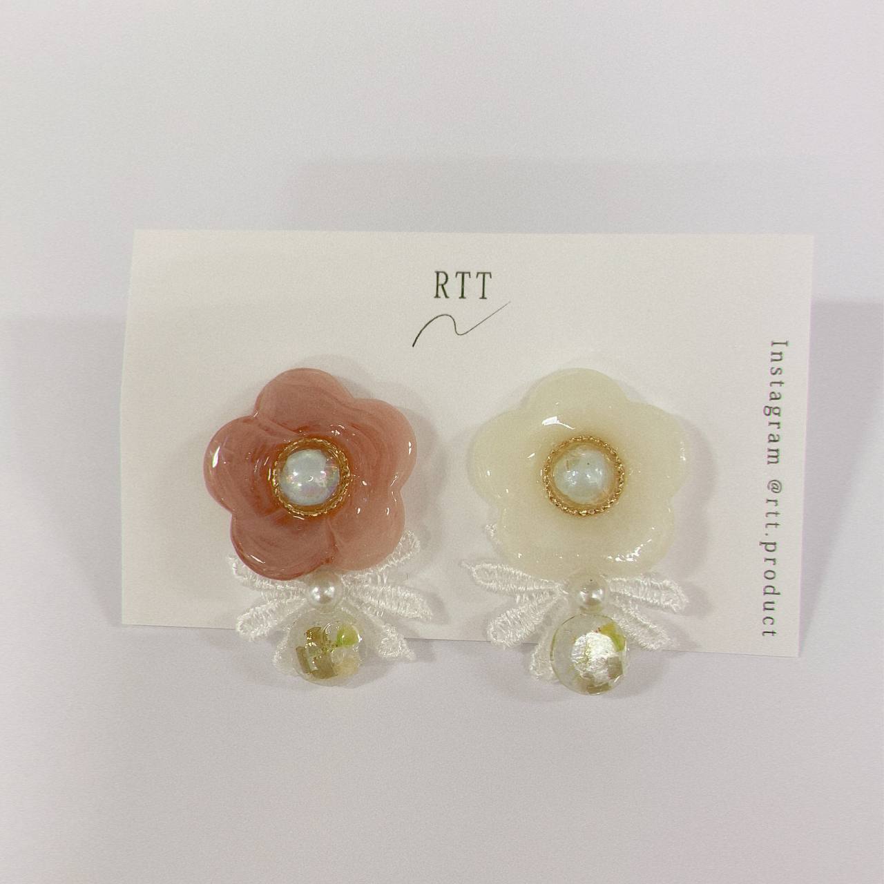 RTT Flowery Earrings 花花 布花和草珠 鴛鴦配白花 耳環 Pink White 預約．手作需時二至四週 買物課 KAIMONOKA 日本 代購 連線 香港 ALL PRODUCTS EAR CUFF EARCUFF HAND MADE HANDMADE JAPAN MADE MADE IN JAPAN RTT WITCH ME 手作 手作耳飾 手作飾品 手作飾物 手工 日本 日本手作飾品 日本手作飾物 日本製 耳夾 耳殼夾 耳殼扣 耳環 耳針 耳飾 耳骨夾 耳骨扣 飾 飾品 飾物 首飾